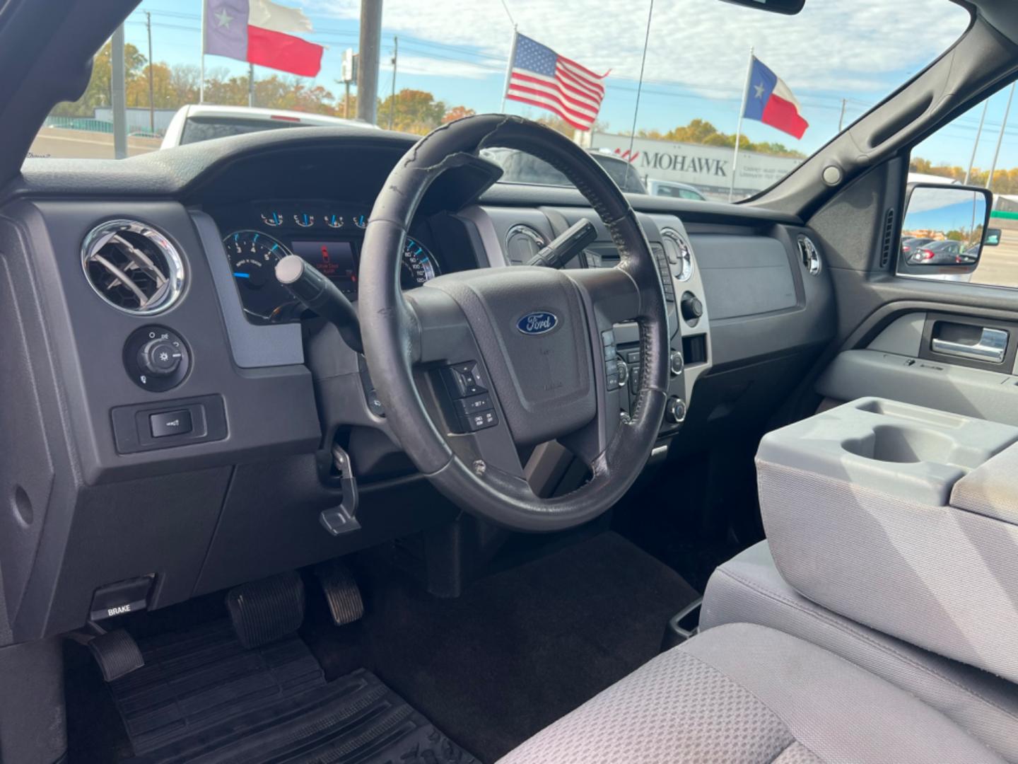 2013 WHITE Ford F-150 Lariat SuperCab 6.5-ft. Bed 4WD (1FTFX1EF2DK) with an 5.0L V8 engine, 6-Speed Automatic transmission, located at 420 I-35E, Lancaster, TX, 75146, (469) 297-4144, 32.593929, -96.823685 - Photo#1